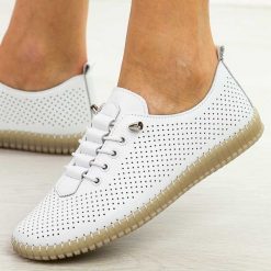 Białe skórzane półbuty damskie Filippo Dp6140/26. Białe półbuty damskie Filippo, w ażurowe wzory, z jeansu, biznesowe, z okrągłym noskiem, bez obcasa, na płaskiej podeszwie. Za 219.00 zł.