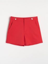 Bawełniane szorty z ozdobnymi guzikami - czerwony. Czerwone szorty damskie Sinsay, bez wzorów, z bawełny. Za 39.99 zł.