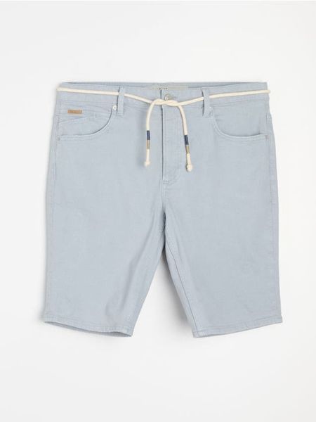 Bawełniane szorty jeansowe - błękitny. Niebieskie szorty męskie Sinsay, z bawełny, bez kołnierzyka. Za 49.99 zł.