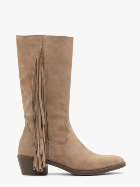 Piaskowe kozaki boho z frędzlami. Brązowe kozaki damskie Ryłko, ze skóry, bez obcasa, na obcasie. W wyprzedaży za 449.99 zł.