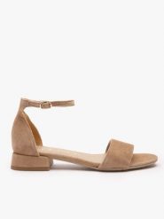 Jasnobrązowe sandały zapinane na sprzączkę. Brązowe sandały damskie Ryłko, bez wzorów, ze skóry, bez obcasa, na obcasie. Za 379.99 zł.