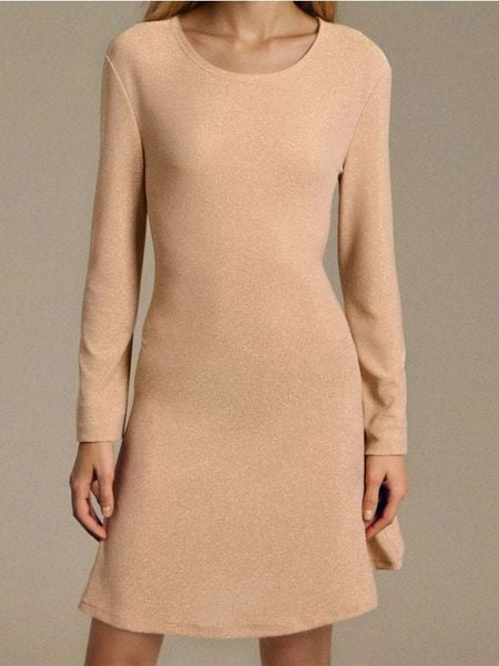 Elegancka sukienka mini - złoty. Żółte sukienki damskie Sinsay, l, bez wzorów, eleganckie, bez kołnierzyka, bez ramiączek, mini. Za 39.99 zł.