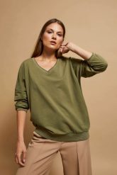 Bluza z dekoltem w serek oliwkowa. Zielone bluzy bez kaptura damskie MOODO, xs, z bawełny. W wyprzedaży za 49.99 zł.