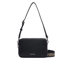 Torebka Calvin Klein. Czarne listonoszki damskie CALVIN KLEIN, bez wzorów, bez dodatków. Za 409.99 zł.