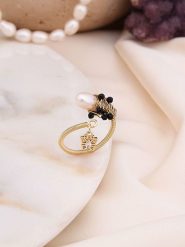 Pierres de Jade Pozłacany pierścionek z perłą i kamieniami szlachetnymi rozmiar: onesize. Białe pierścionki damskie Pierres de Jade, z cyrkonią, pozłacane. Za 26.99 zł.