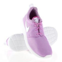 Buty Nike Rosherun W 599729-503 fioletowe. Fioletowe buty sportowe na co dzień damskie bez wzorów, z gumy, na fitness i siłownię. Za 374.47 zł.