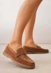 Jasnobrązowe Mokasyny VICES Casualowe ze Skórzaną Wkładką i Metalowymi Ozdobami Dinsmore. Brązowe mokasyny damskie Renee, z materiału. Za 89.99 zł.