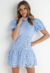 Jasnoniebieska Sukienka Cilleis. Niebieskie sukienki damskie Born2be, m, z aplikacjami, z koronki, eleganckie, bez kołnierzyka, bez ramiączek, mini. W wyprzedaży za 183.99 zł.