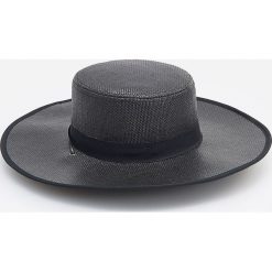 Kapelusz - Czarny. Czarne kapelusze damskie Reserved, bez wzorów. W wyprzedaży za 19.99 zł.