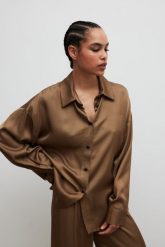 Luźna koszula z satyny w kolorze SHADE OF GOLD - LACERTA-M/L. Żółte koszule damskie Marsala, l, bez wzorów, z jeansu, biznesowe, bez kołnierzyka, bez ramiączek. Za 419.90 zł.