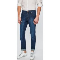 Wrangler - Jeansy Greensboro. Niebieskie jeansy męskie Wrangler. W wyprzedaży za 189.90 zł.