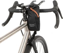 Torba na kierownicę roweru Restrap Race. Brązowe torebki klasyczne damskie RESTRAP, bez wzorów, z materiału, z tłoczeniem, bez dodatków. Za 293.05 zł.