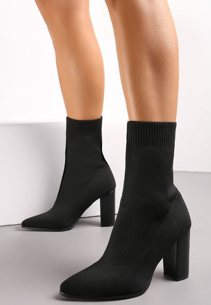Czarne Botki na Słupku ze Skarpetkową Cholewką i Noskiem w Szpic Elorina. Czarne botki damskie Born2be, eleganckie, bez obcasa, na obcasie, bez zapięcia. Za 129.99 zł.