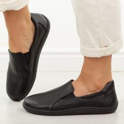 Czarne skórzane półbuty damskie barefoot M.Daszyński Ol38-2. Czarne półbuty damskie M.Daszyński, bez wzorów, z jeansu, eleganckie, bez obcasa, na płaskiej podeszwie. W wyprzedaży za 197.10 zł.