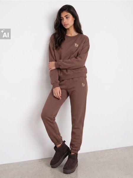 Bluza crewneck z bawełną i ozdobną aplikacją - brązowy. Brązowe bluzy bez kaptura damskie Sinsay, l, z bawełny. Za 39.99 zł.