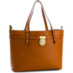 Guess torebka brązowa. Brązowe torebki klasyczne damskie Guess, z aplikacjami, bez dodatków. W wyprzedaży za 749.00 zł.