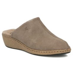 Skórzane klapki na koturnie taupe Filippo DK7567. Klapki damskie Filippo, bez wzorów, ze skóry, bez obcasa, na koturnie. Za 169.99 zł.