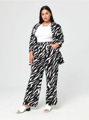 Spodnie ze wzorem - wielobarwny. Spodnie materiałowe damskie Sinsay, bez wzorów, z włókna, plus size. Za 59.99 zł.