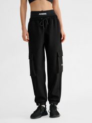 Luźne spodnie cargo Hummel Tech Fleece. Czarne szorty męskie HUMMEL, bez wzorów, z bawełny. Za 297.05 zł.