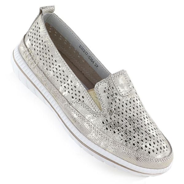 Skórzane półbuty damskie ażurowe złote Jezzi 5364. Żółte półbuty damskie Jezzi, w ażurowe wzory, ze skóry, bez obcasa. Za 159.99 zł.