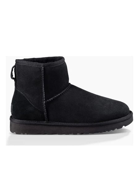 UGG Botki zimowe "Classic Mini II" w kolorze czarnym ze skóry jagnięcej rozmiar: 42. Czarne botki damskie Ugg, na zimę, z futra, z okrągłym noskiem, bez obcasa, bez zapięcia. Za 545.19 zł.