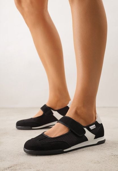 Czarne Tenisówki Typu Sneakeriny Ozdobione Napisem Emirinne. Czarne trampki i tenisówki damskie Renee, bez wzorów. Za 89.99 zł.