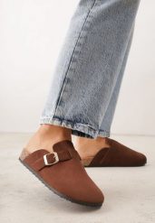 Ciemnobrązowe Klapki Ozdobione Klamrą na Pasku Zelevelis. Brązowe klapki damskie Renee, bez wzorów, z jeansu, bez obcasa, na obcasie. Za 69.99 zł.