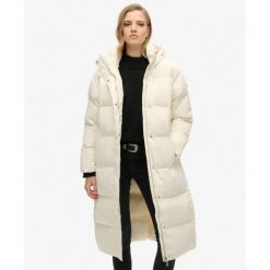 Długi pikowany płaszcz z kapturem. Białe płaszcze damskie Superdry., bez wzorów, eleganckie. W wyprzedaży za 560.30 zł.