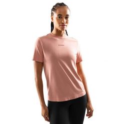 Damska koszulka treningowa z krótkim rękawem Fitness Siroko Java. Brązowe bluzki damskie SIROKO, bez wzorów, z tkaniny, bez ramiączek. W wyprzedaży za 84.00 zł.
