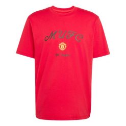 Koszulka Manchester United Seasonal Graphic 2025/26. Czerwone t-shirty sportowe męskie Adidas, xl, z bawełny, bez ramiączek, do piłki nożnej. Za 213.00 zł.