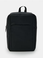 Jednolity plecak z kieszenią na laptopa - czarny. Czarne plecaki męskie Sinsay, bez wzorów. Za 59.99 zł.