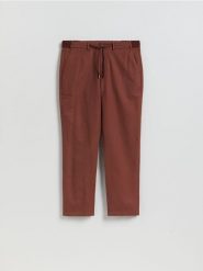 Spodnie chino regular fit - bordowy. Czerwone spodnie materiałowe męskie Reserved, bez wzorów, z tkaniny. Za 159.99 zł.