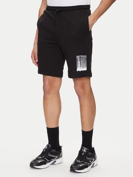 Calvin Klein Jeans Szorty sportowe Brush Stroke J30J327528 Czarny Regular Fit. Czarne szorty męskie Calvin Klein Jeans, bez wzorów, z bawełny, sportowe. Za 179.99 zł.