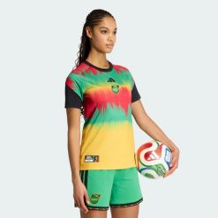 Domowa koszulka przedmeczowa Jamajka 26 x Bob Marley. Czerwone t-shirty damskie Adidas, xl, bez wzorów, z materiału, bez kołnierzyka. Za 299.00 zł.