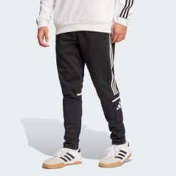 Spodnie dresowe Squadra 25. Białe spodnie dresowe męskie Adidas, bez wzorów, z dresówki. W wyprzedaży za 183.40 zł.