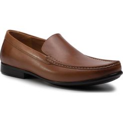 Półbuty CLARKS - Claude Plain 261386507 Tan. Brązowe buty wizytowe męskie Clarks, z materiału, bez zapięcia. W wyprzedaży za 199.00 zł.