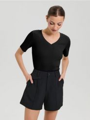 Koszulka z dekoltem V - czarny. Czarne t-shirty damskie Sinsay, l, bez wzorów, bez kołnierzyka. Za 12.99 zł.