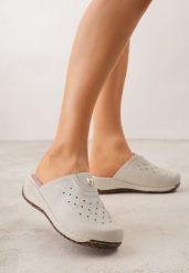 Beżowe Klapki Ozdobione Tłoczeniem Perforacją i Metaliczną Aplikacją Arihari. Brązowe klapki damskie Born2be, z aplikacjami, bez obcasa, na płaskiej podeszwie. Za 79.99 zł.