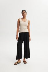 SPODNIE ZORA CZARNE L - Flawless. Czarne spodnie materiałowe damskie Flawless, bez wzorów, z gumy, klasyczne. Za 389.00 zł.