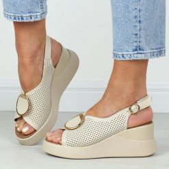 Beżowe skórzane sandały damskie na koturnie T.Sokolski L26-248. Brązowe sandały damskie Sokolski, bez wzorów, z materiału, bez obcasa, na koturnie. Za 229.00 zł.