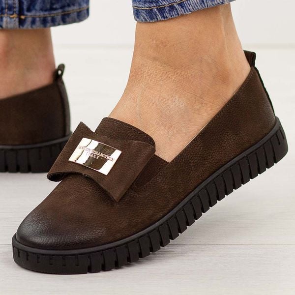 Czekoladowe skórzane Polskie półbuty damskie Deoni D057. Brązowe półbuty damskie Deoni, z aplikacjami, ze skóry, casualowe, z okrągłym noskiem, bez obcasa, na płaskiej podeszwie. Za 429.00 zł.