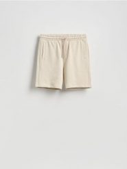 Dresowe szorty regular fit - beżowy. Brązowe szorty męskie Reserved, bez wzorów, z bawełny. Za 69.99 zł.