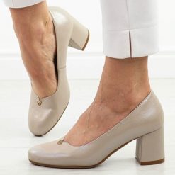 Beżowe czółenka damskie na obcasie Potocki 12569. Brązowe czółenka damskie POTOCKI, w ażurowe wzory, z jeansu, z okrągłym noskiem, bez obcasa, na obcasie. Za 179.00 zł.