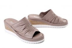 Artiker Relaks 58C1370 vison, klapki damskie. Brązowe klapki damskie Artiker Relaks, bez wzorów, bez obcasa, na koturnie. Za 249.90 zł.