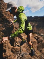 4F Kurtka do biegania męska - oliwkowa L. Brązowe kurtki treningowe męskie 4f, l, bez wzorów, do biegania. Za 349.99 zł.