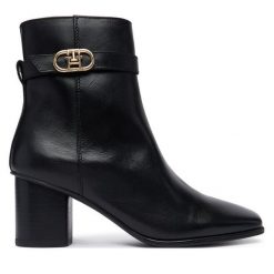 Botki Tommy Hilfiger. Czarne botki damskie Tommy Hilfiger, bez obcasa, na słupku, bez zapięcia. Za 749.99 zł.