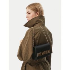 Torebka LOVE MOSCHINO. Czarne torebki klasyczne damskie Love Moschino, bez wzorów, bez dodatków. Za 699.99 zł.