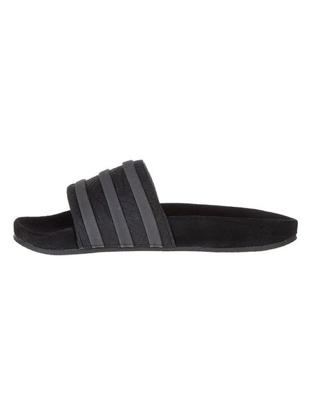 Adidas Skórzane klapki "Adilette" w kolorze czarnym rozmiar: 35 2/3. Czarne klapki damskie Adidas, bez wzorów, bez obcasa. Za 70.08 zł.