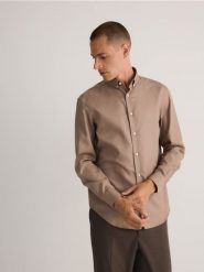Bawełniana koszula regular fit - brązowy. Brązowe koszule męskie Reserved, l, bez wzorów, z bawełny, bez kołnierzyka, bez ramiączek. Za 119.99 zł.