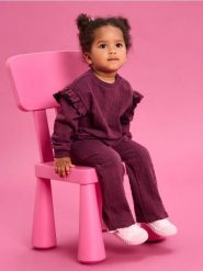 Bluza z falbankami o warkoczowym splocie - czerwony. Czerwone bluzy i bluzki niemowlęce Sinsay, bez wzorów, ze splotem, bez ramiączek, bez kaptura. Za 19.99 zł.
